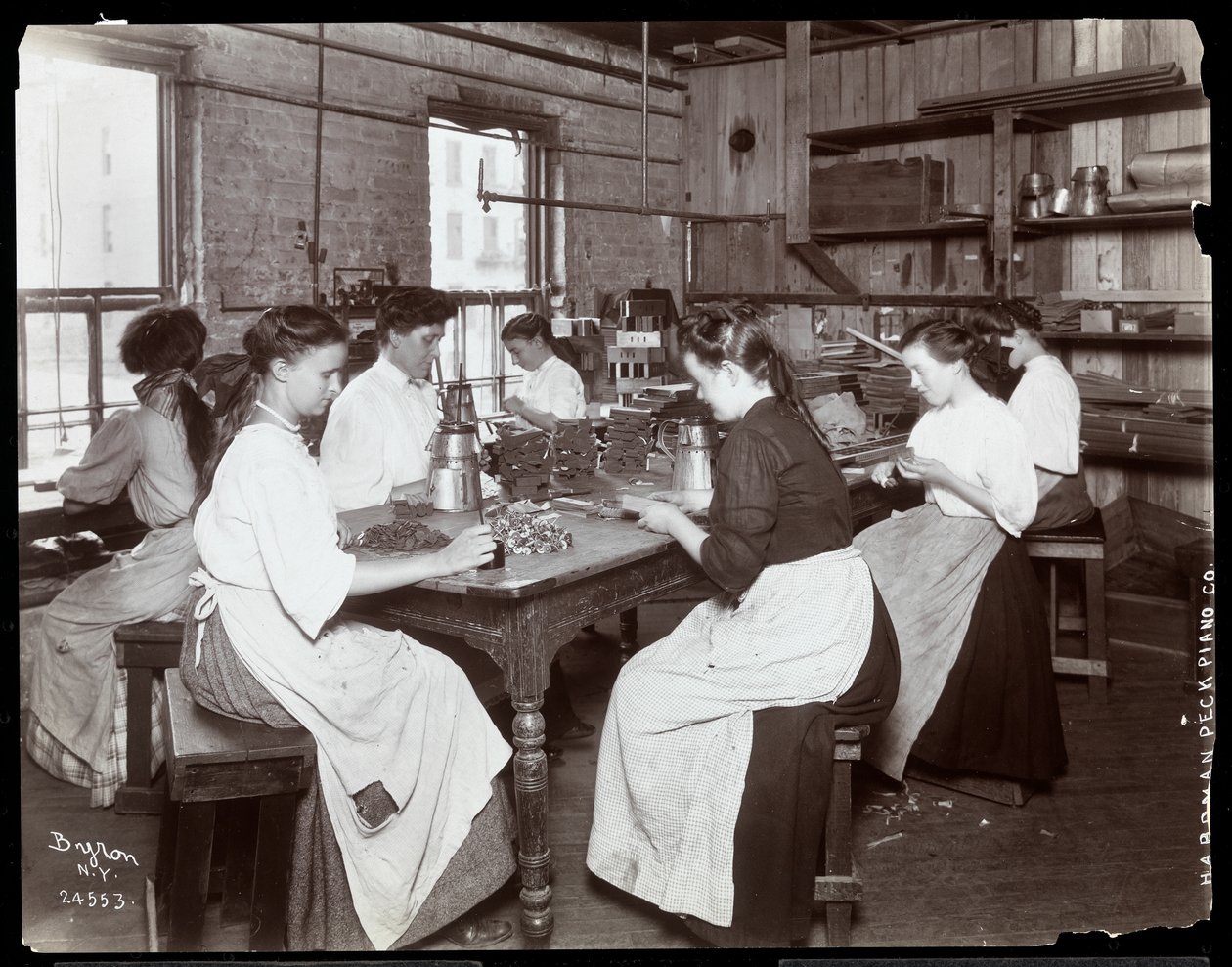 Frauen arbeiten in der Hardman, Peck und Co. Klavierfabrik, New York von Byron Company