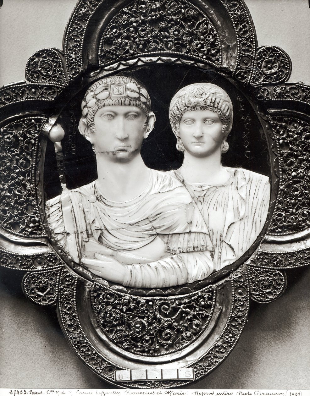 Kamee, die Kaiser Honorius (395-423) und seine Frau Maria darstellt (Elfenbein und Metall) von Byzantine