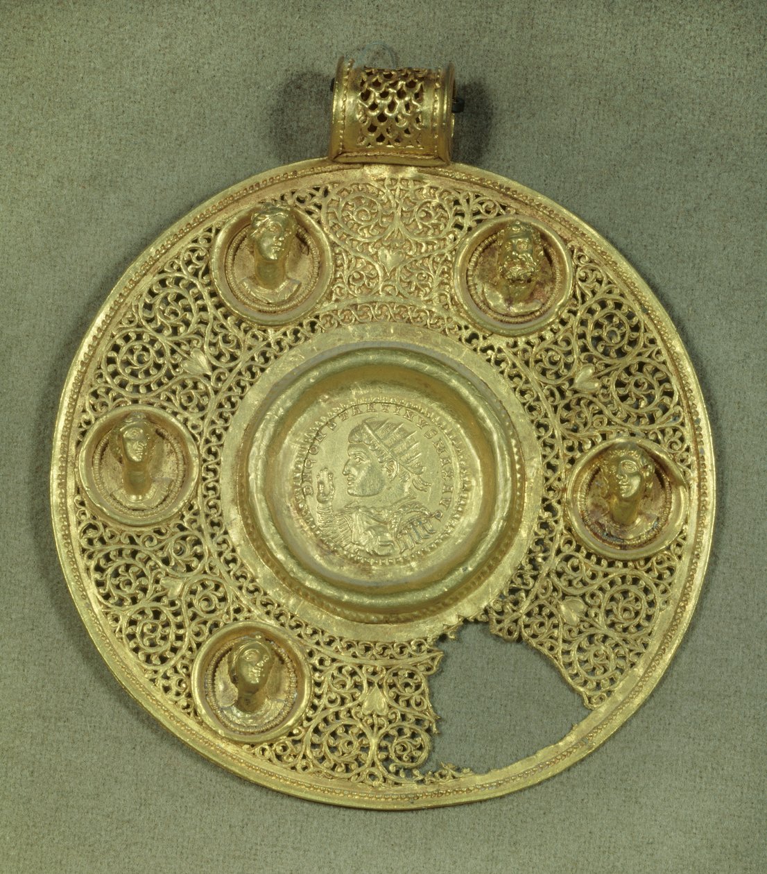 Goldenes rundes Medaillon: Solidus von Konstantin I. dem Großen (270-337 n. Chr.), geprägt in Sirmium im Jahr 321 n. Chr., in einem Opus interrasile Rahmen, verziert mit 5 Reliefbüsten. 4. Jahrhundert n. Chr. Paris, Musée du Louvre von Byzantine