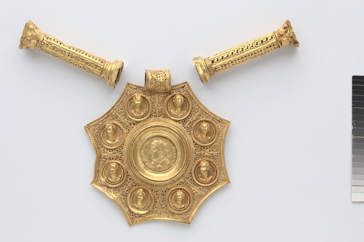 Achteckiger Anhänger und zwei Abstandshalter in Form korinthischer Säulen, 324-326 (Gold) von Byzantine