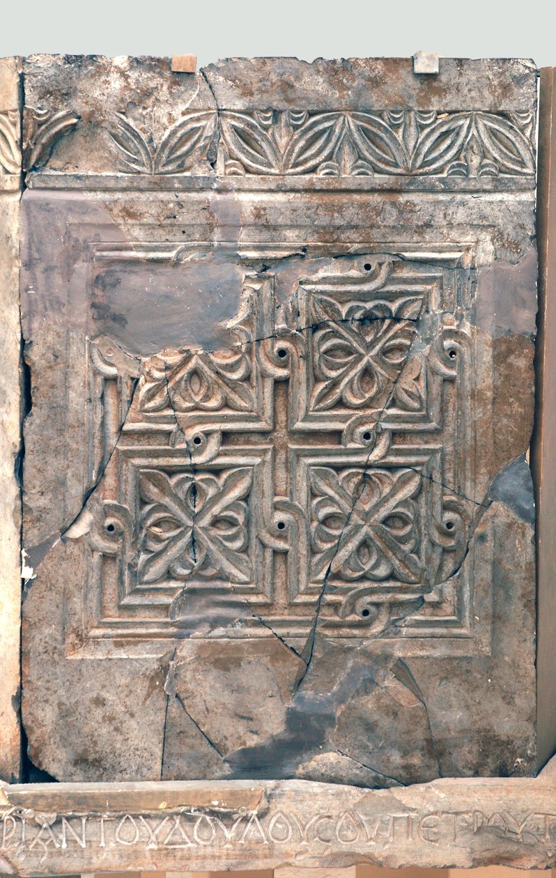 Ambo aus der byzantinischen Kirche des Heiligen Theodoros, Beit Sila, Jerusalem, 6. Jahrhundert n. Chr. (bituminöser Stein) von Byzantine Byzantine