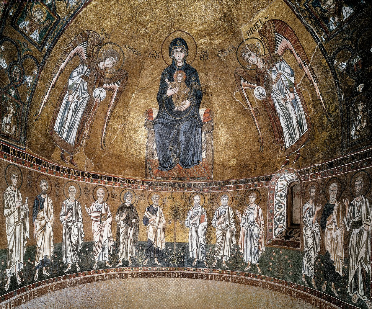 Thronende Jungfrau mit Erzengeln und Aposteln (Mosaik) von Byzantine School