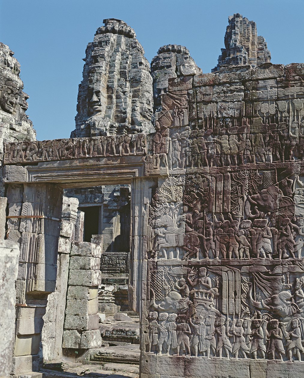 Ansicht einer Wand des Tempels von Bayon mit geschnitzten Reliefs von Cambodian School