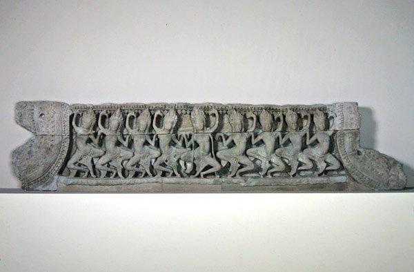 Giebel mit neun tanzenden Apsaras, spätes 12. - frühes 13. Jahrhundert, aus Bayon, Angkor Thom von Cambodian Cambodian