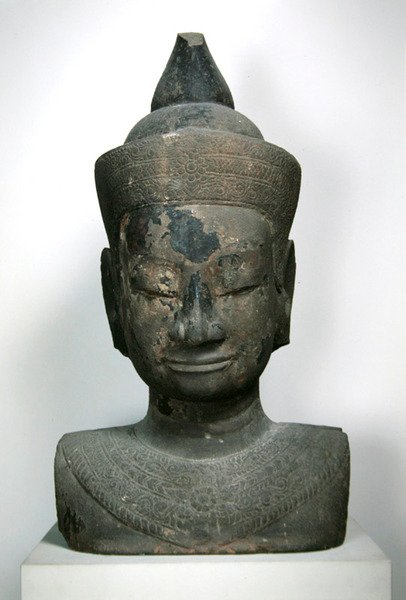 Dekorierte Büste von Buddha; 15.-16. Jahrhundert von Cambodian School