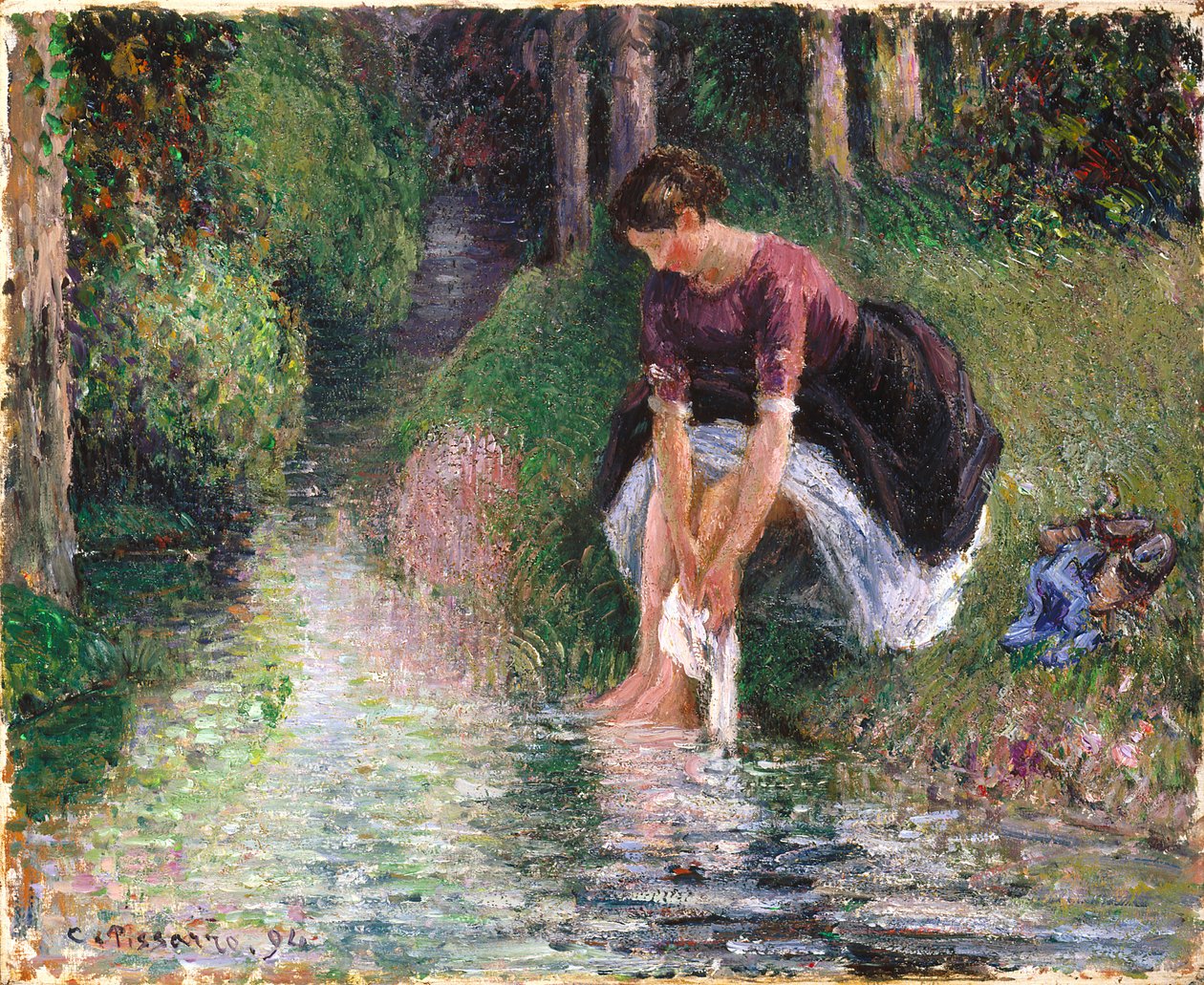 Frau wäscht ihre Füße in einem Bach von Camille Jacob Pissarro