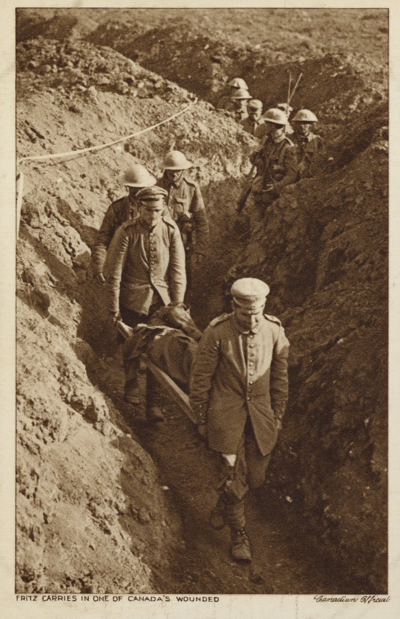 Gefangene Deutsche tragen einen verwundeten kanadischen Soldaten auf einer Trage, Erster Weltkrieg von Canadian Photographer