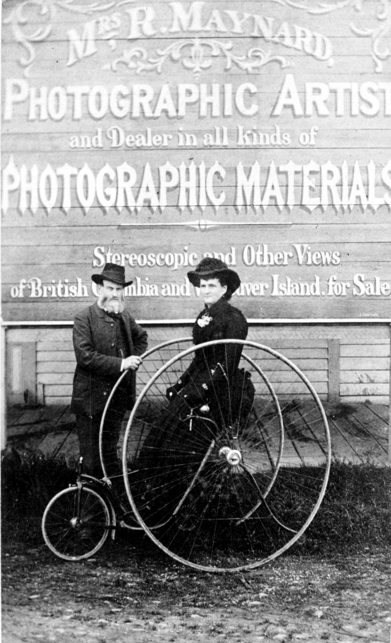 Richard und Hannah Maynard vor dem Studio von Mrs. Maynard, 1880er Jahre von Canadian Photographer