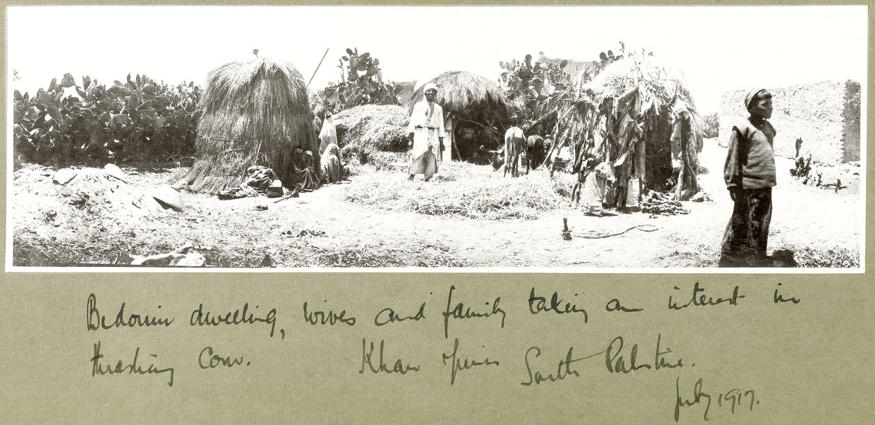 Beduinenfamilie und Behausung, Khan Yunis, Juli 1917 von Capt. Arthur Rhodes