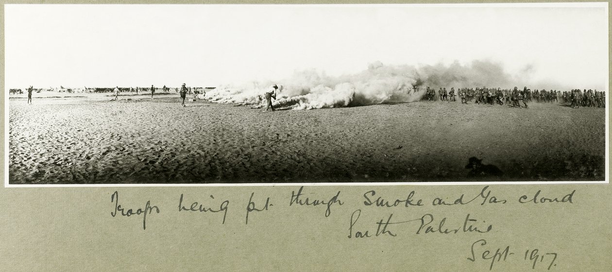 Truppen werden durch Rauch- und Gaswolken geführt, Südpalästina, September 1917 von Capt. Arthur Rhodes