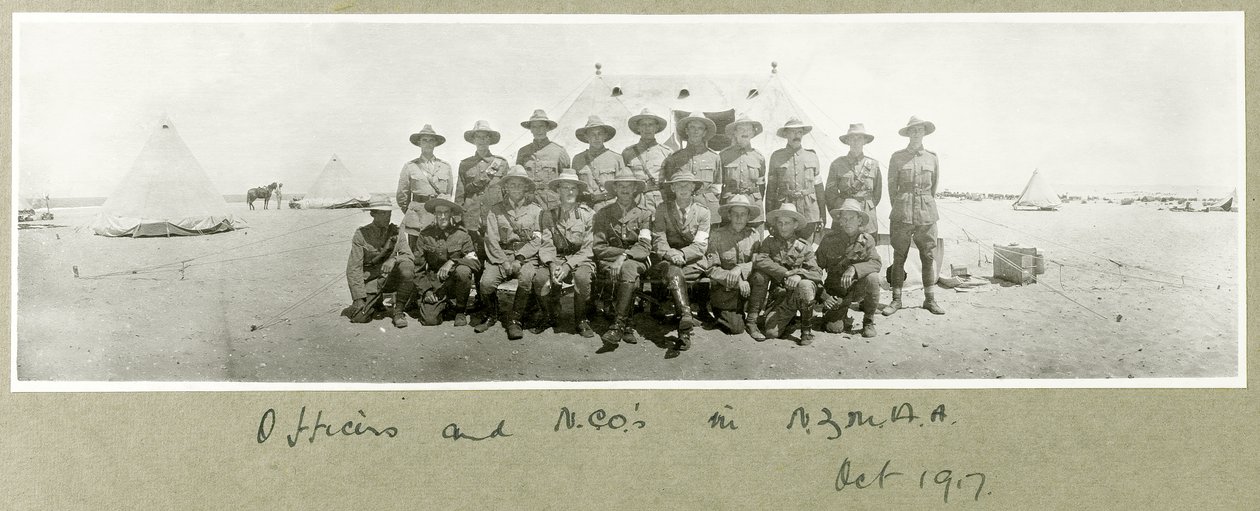 Offiziere und Unteroffiziere in N.Z.M.A.A., Oktober 1917 von Capt. Arthur Rhodes