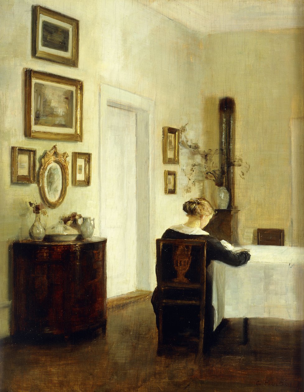 Eine Frau an einem Tisch in einem Innenraum von Carl Holsoe