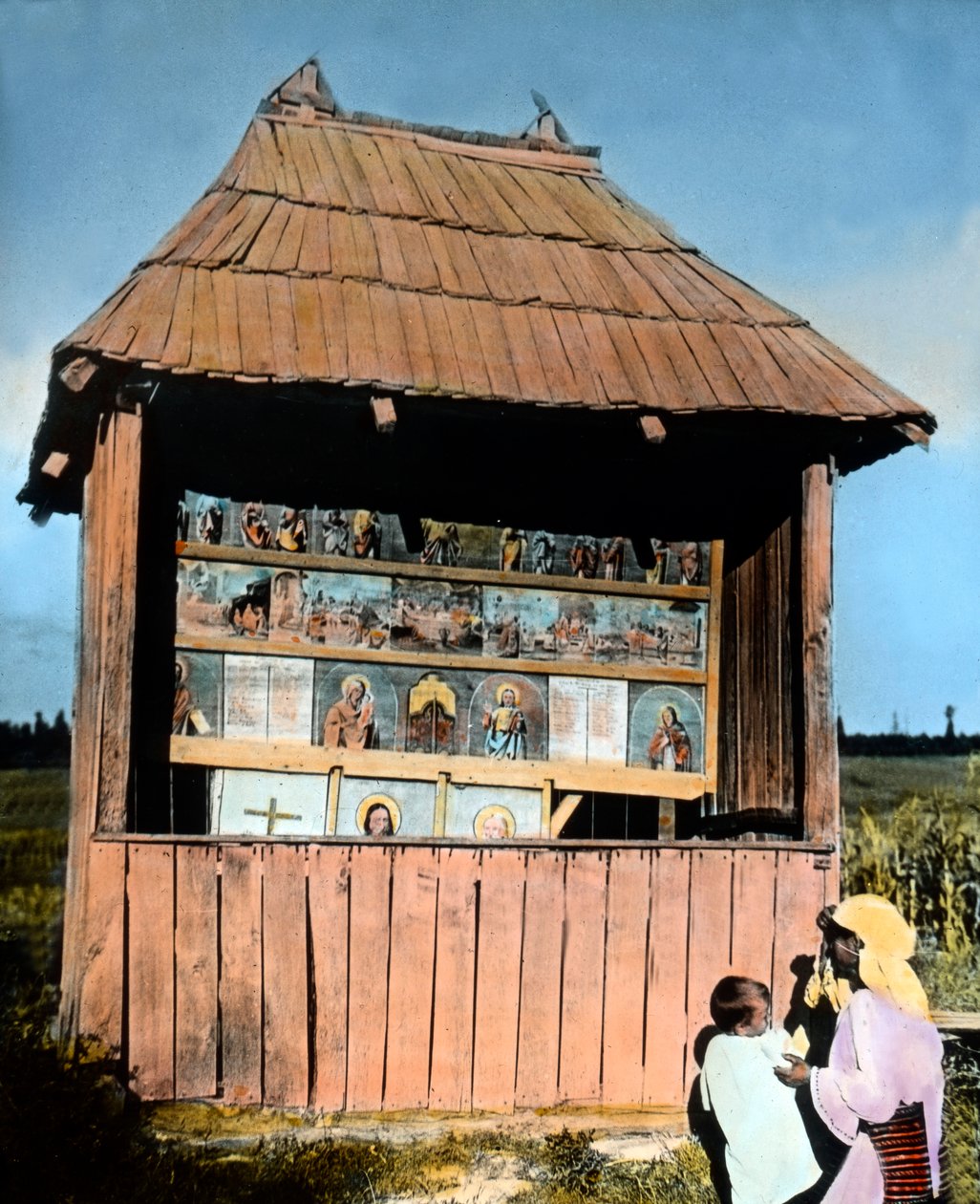 Rumänien, Bukowina, Mutter mit Kind vor einer kleinen Kapelle mit Heiligenbildern, Bilddatum: ca. 1920 von Carl Simon