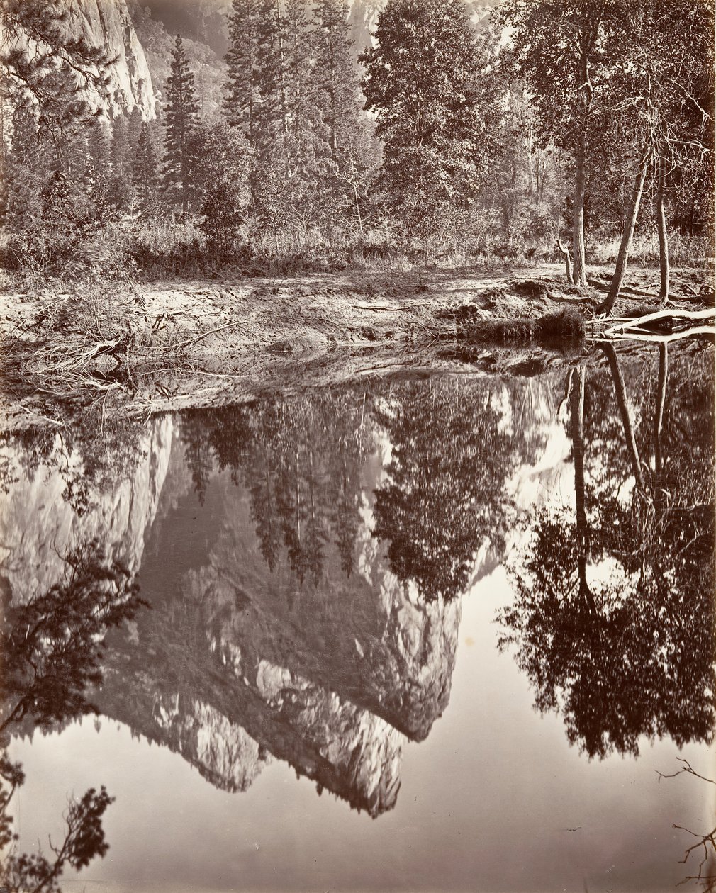 Spiegelansicht der Drei Brüder, Yosemite, ca. 1872, gedruckt ca. 1876 von Carleton E. Watkins.