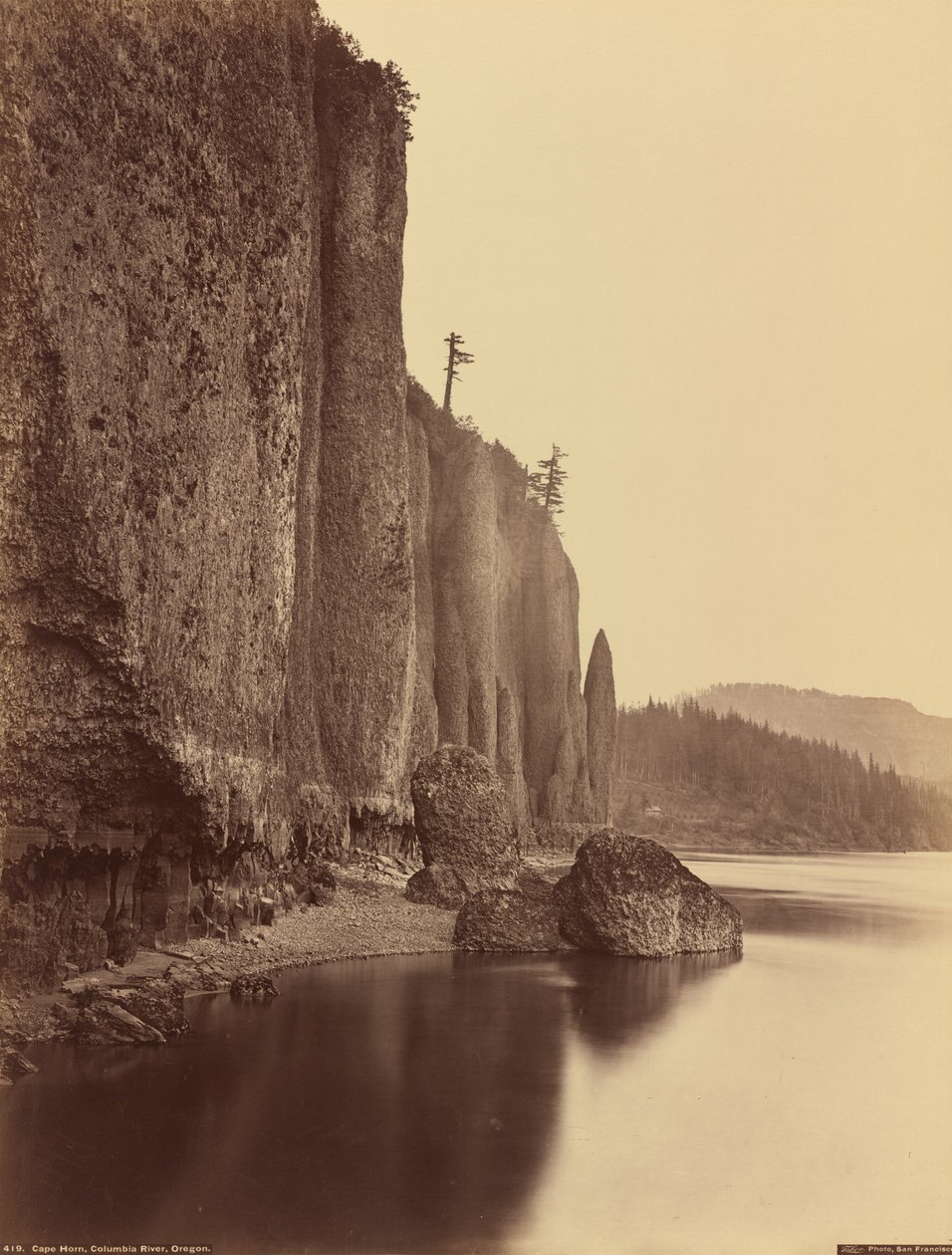 Kap Horn, Columbia River, Oregon, 1867 von Carleton Emmons Watkins