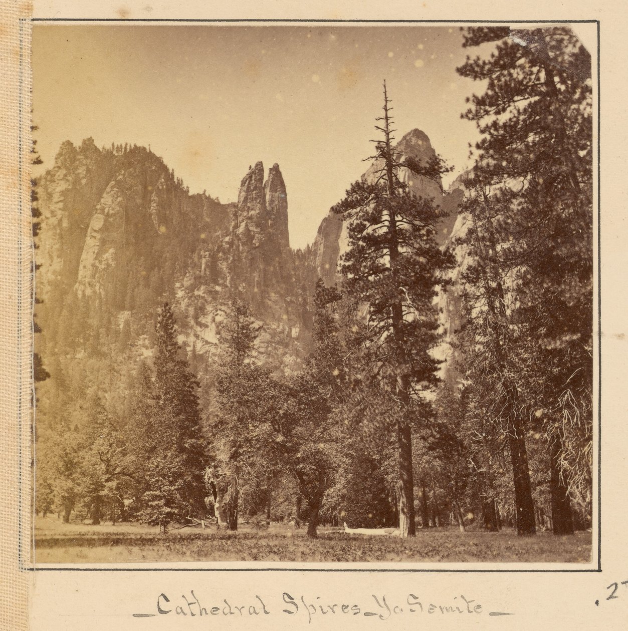 Kathedralenspitzen, 2200 Fuß von Carleton Watkins