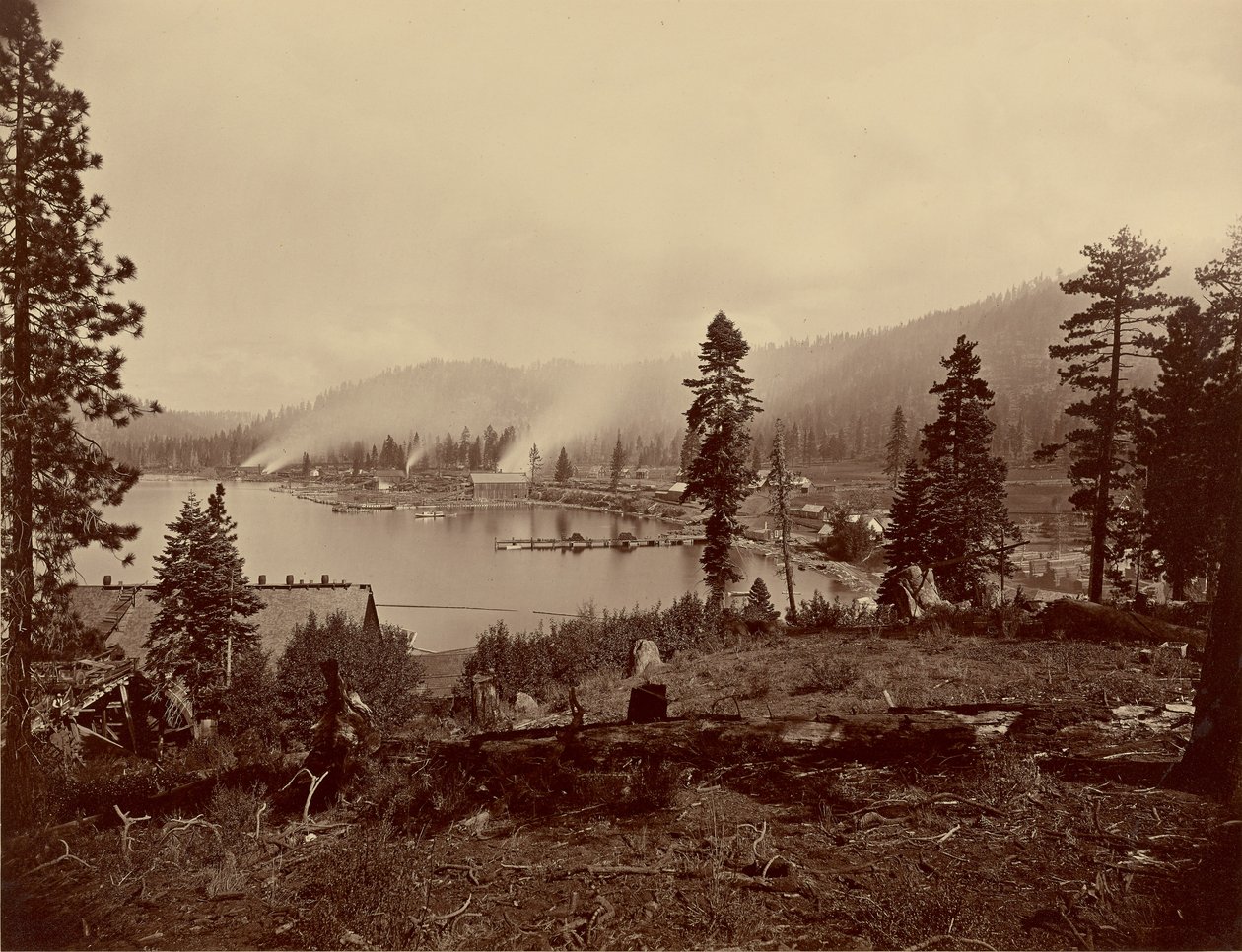 Ansicht von Gleenbrook Bay, Lake Tahoe, mit Sägewerken, Wellenbrecher und Dampfern der Carson und Tahoe Lumber and Flume Co., sowie dem See-Ende der Lake Tahoe, N.G.R.R. von Carleton Watkins
