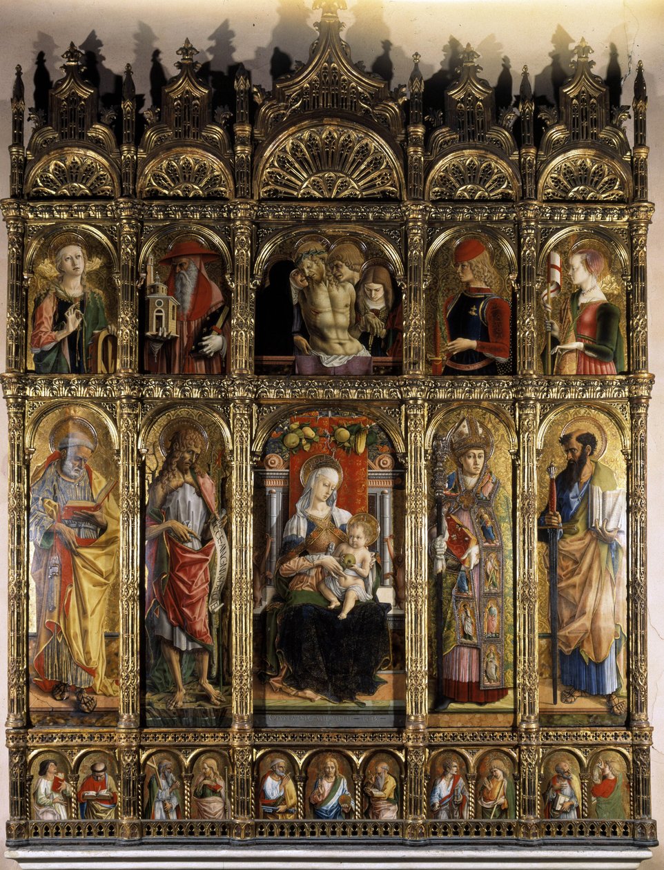 Polyptychon mit einer Pietà und im unteren Teil eine Madonna mit Kind von Carlo Crivelli