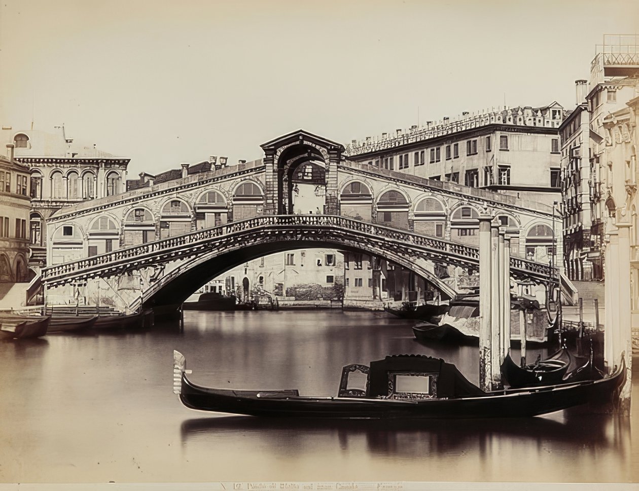 Blick auf den Canal Grande mit der Ponte di Rialto in Venedig von Carlo Naya