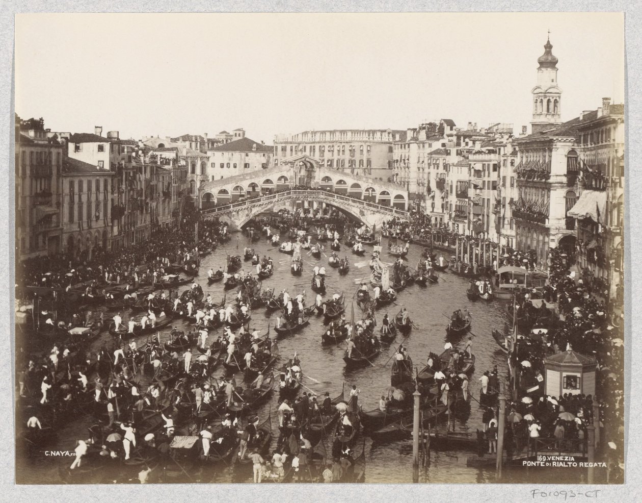Regatta von Gondeln auf dem Canal Grande in Venedig auf Höhe der Rialtobrücke von Carlo Naya