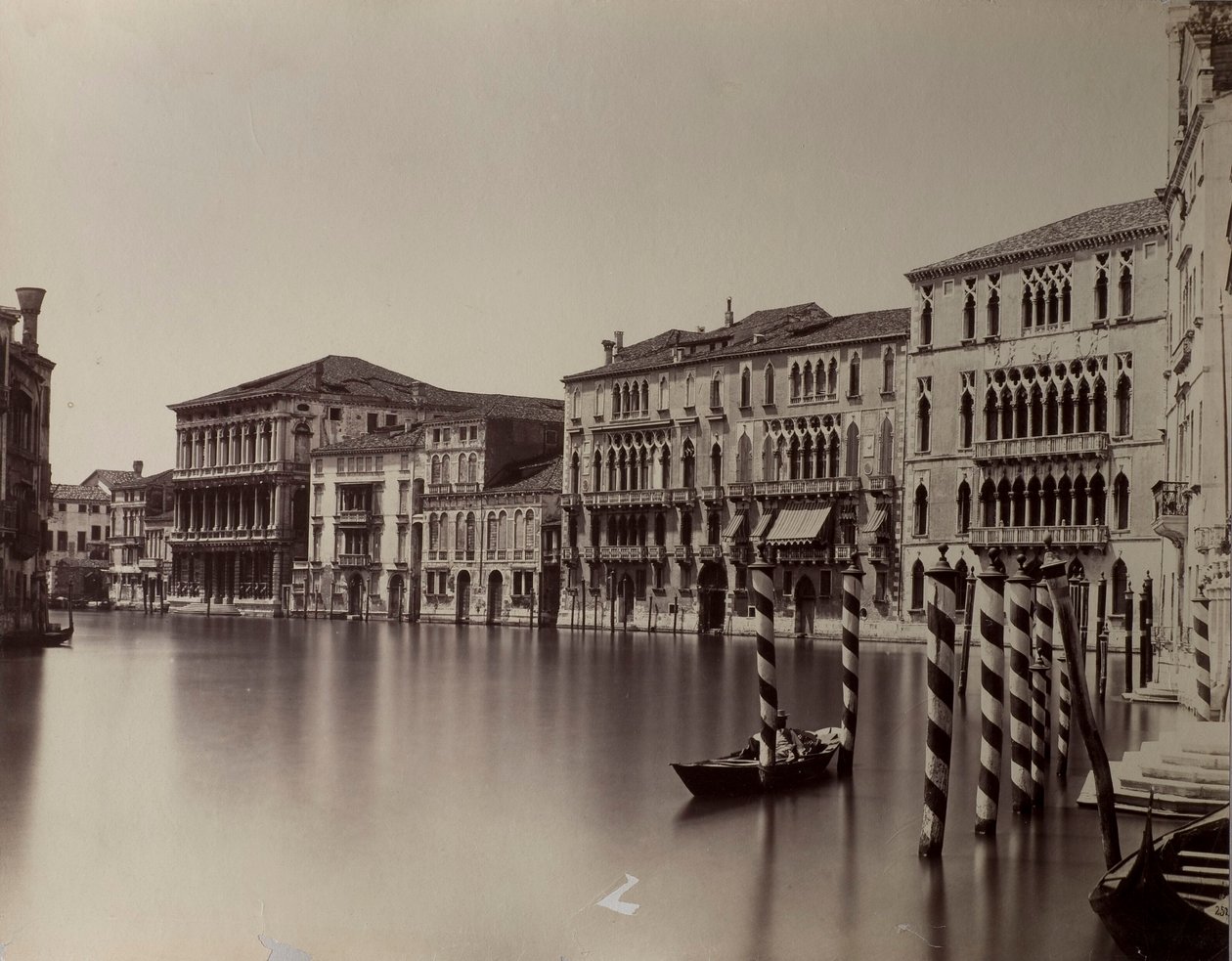 Venedig. Canal Grande mit Blick auf Ca’Foscari, Palazzo Giustinian und Ca’Rezzonico von Carlo Naya