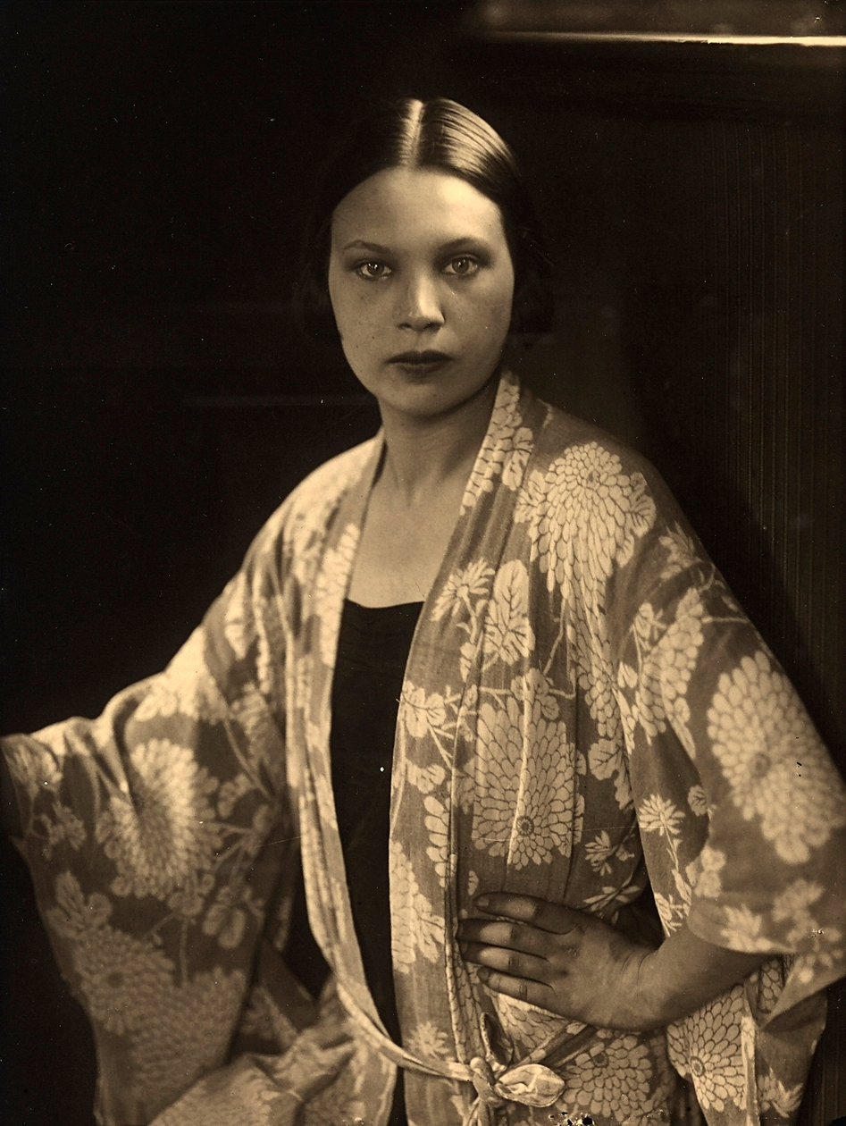 Halbporträt von Wanda Wulz im Kimono von Carlo Wulz