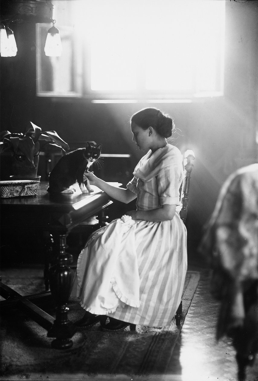 Porträt von Wanda, die an einem Tisch mit ihrer Katze sitzt, Triest, um 1910 von Carlo Wulz