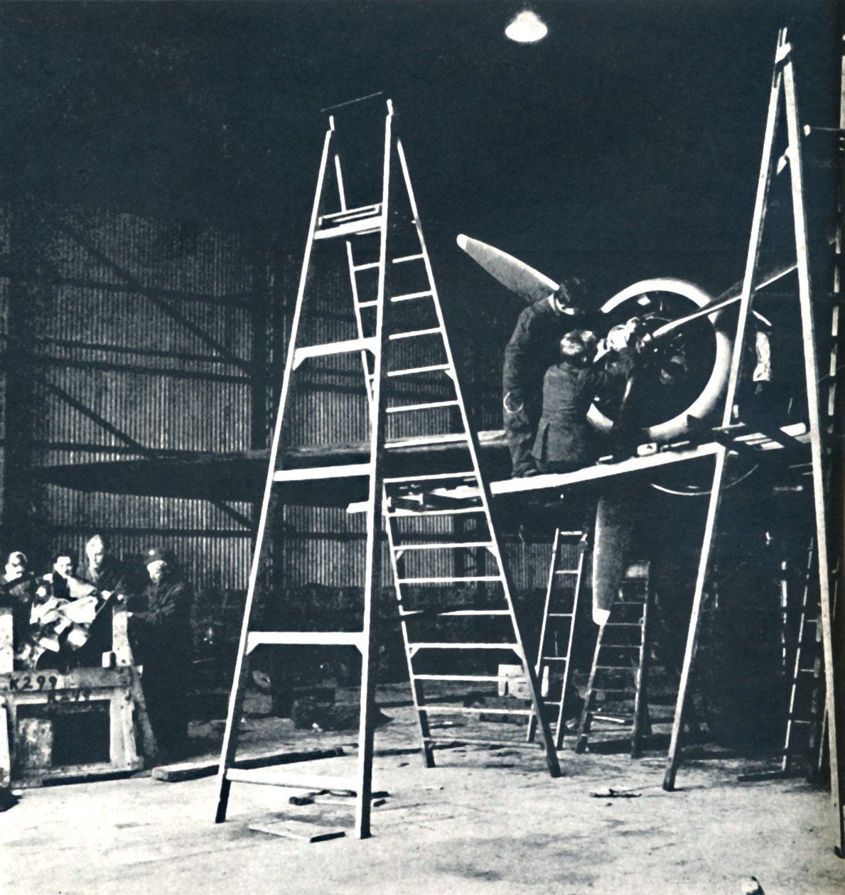 Die Arbeit der Bodenmannschaften ist nie zu Ende, 1941 von Cecil Beaton