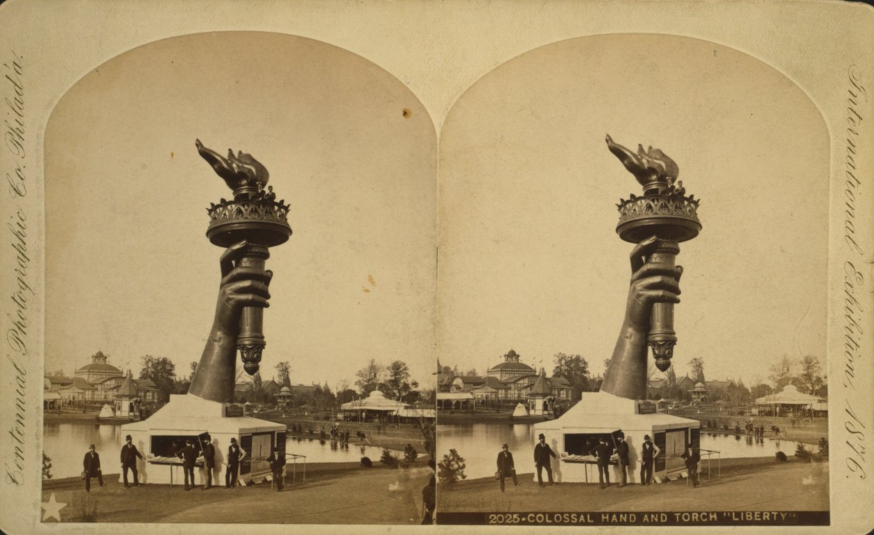 Kolossale Hand und Fackel der "Freiheit" auf der Centennial-Ausstellung in Philadelphia von Centennial Photographic Co.
