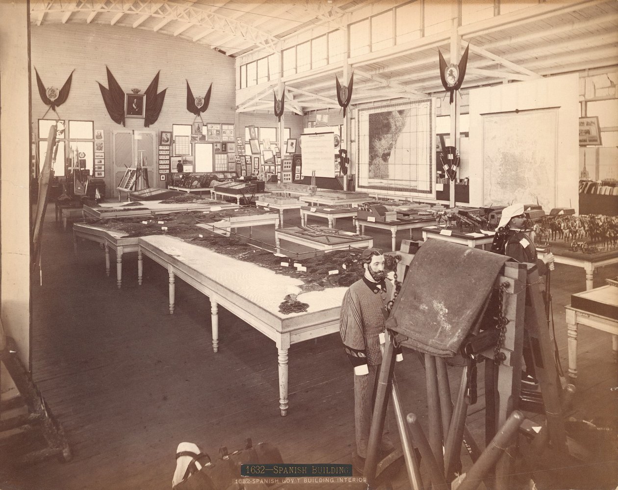 Innenansicht des spanischen Regierungsgebäudes im spanischen Abschnitt der Centennial Exposition von Centennial Photographic Co.