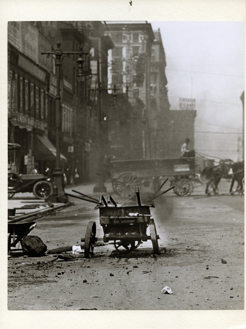 Straßenreparaturausrüstung in der Nähe der südwestlichen Ecke der Chestnut Street und der 12th Street, jetzt Tucker Boulevard von Charles Clement Holt