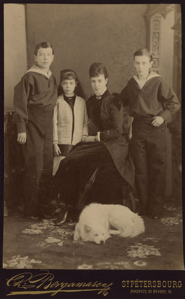 Kaiserin Maria Fjodorowna mit Kindern, Nikolai Alexandrowitsch, Georgi Alexandrowitsch und Xenija Alexandrowna von Charles Bergamasco