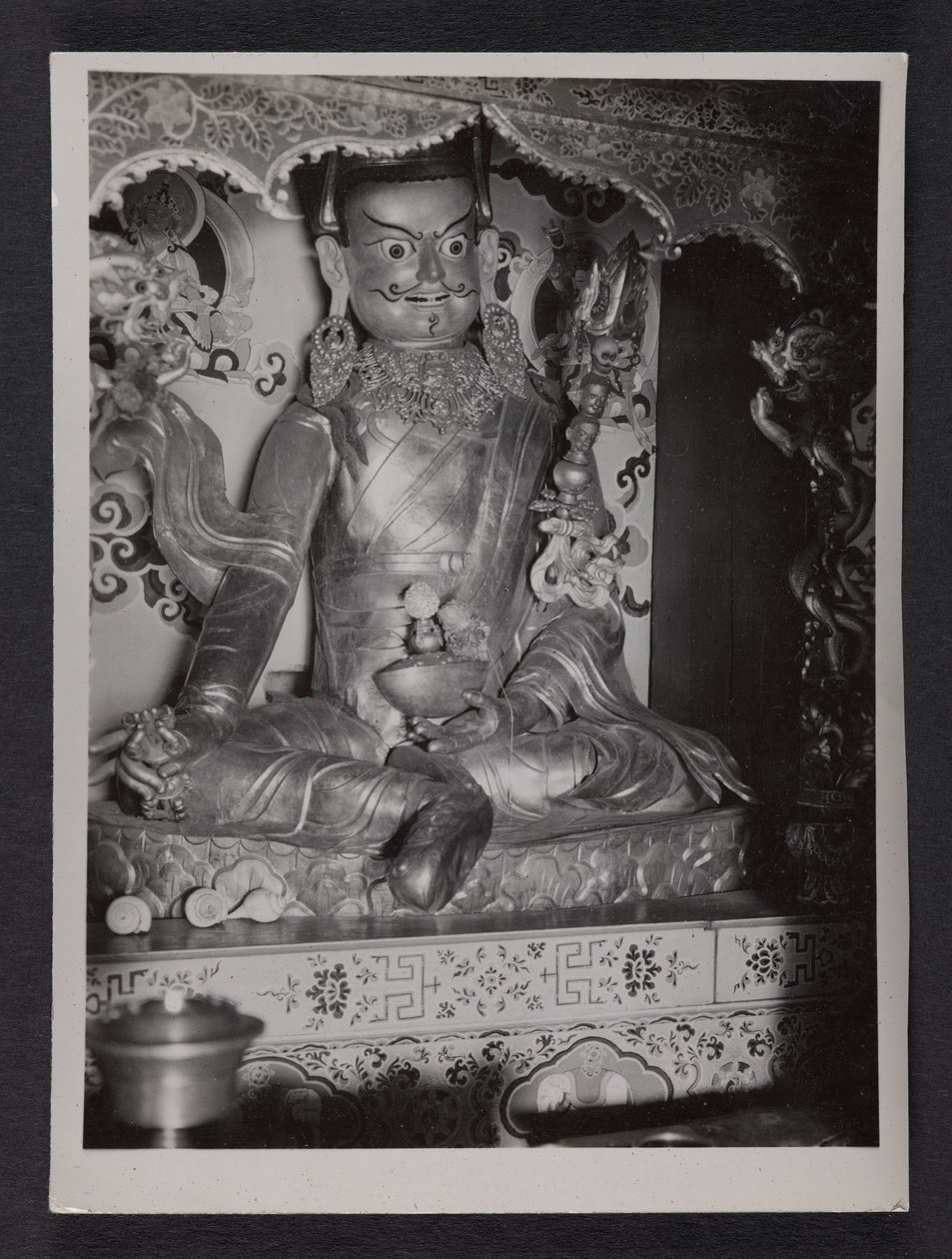 Ein kleiner Beamter in zeremonieller Tracht von Charles Alfred Bell