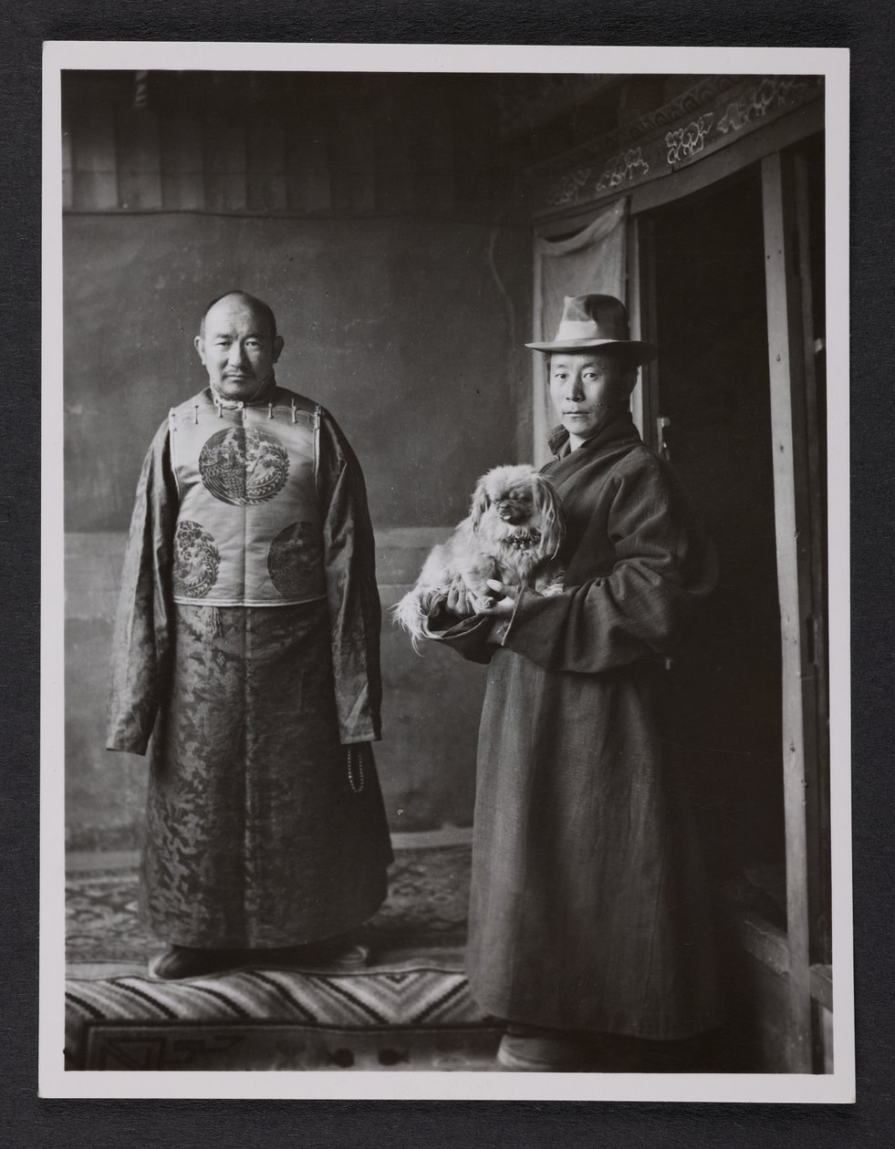 Ein klösterlicher Beamter von Tashilhunpo mit Diener und Hund von Charles Alfred Bell