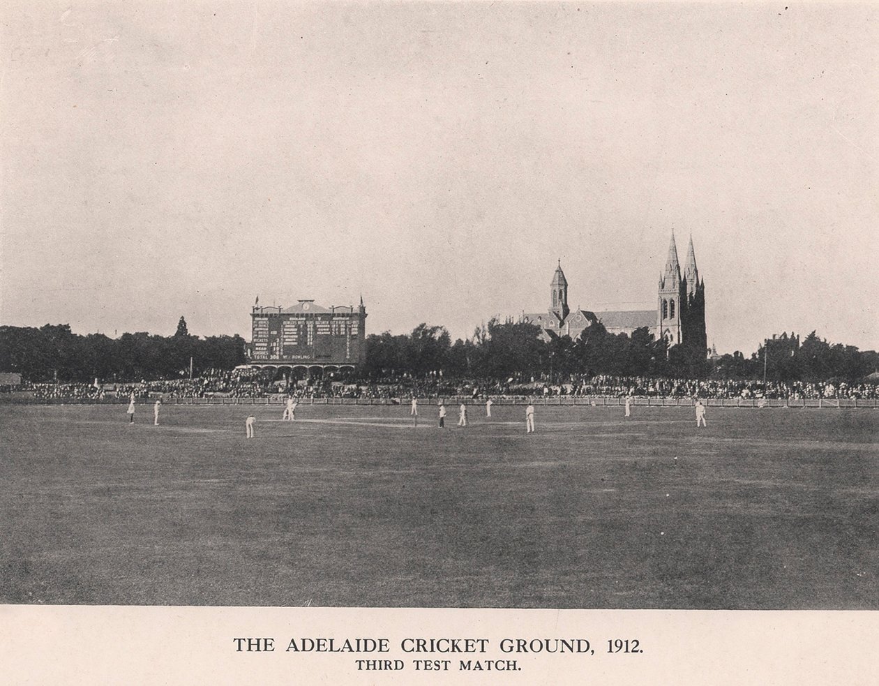 Der Adelaide Cricket Ground, Drittes Testspiel zwischen Australien und England, 1912 von Charles Alfred Petts