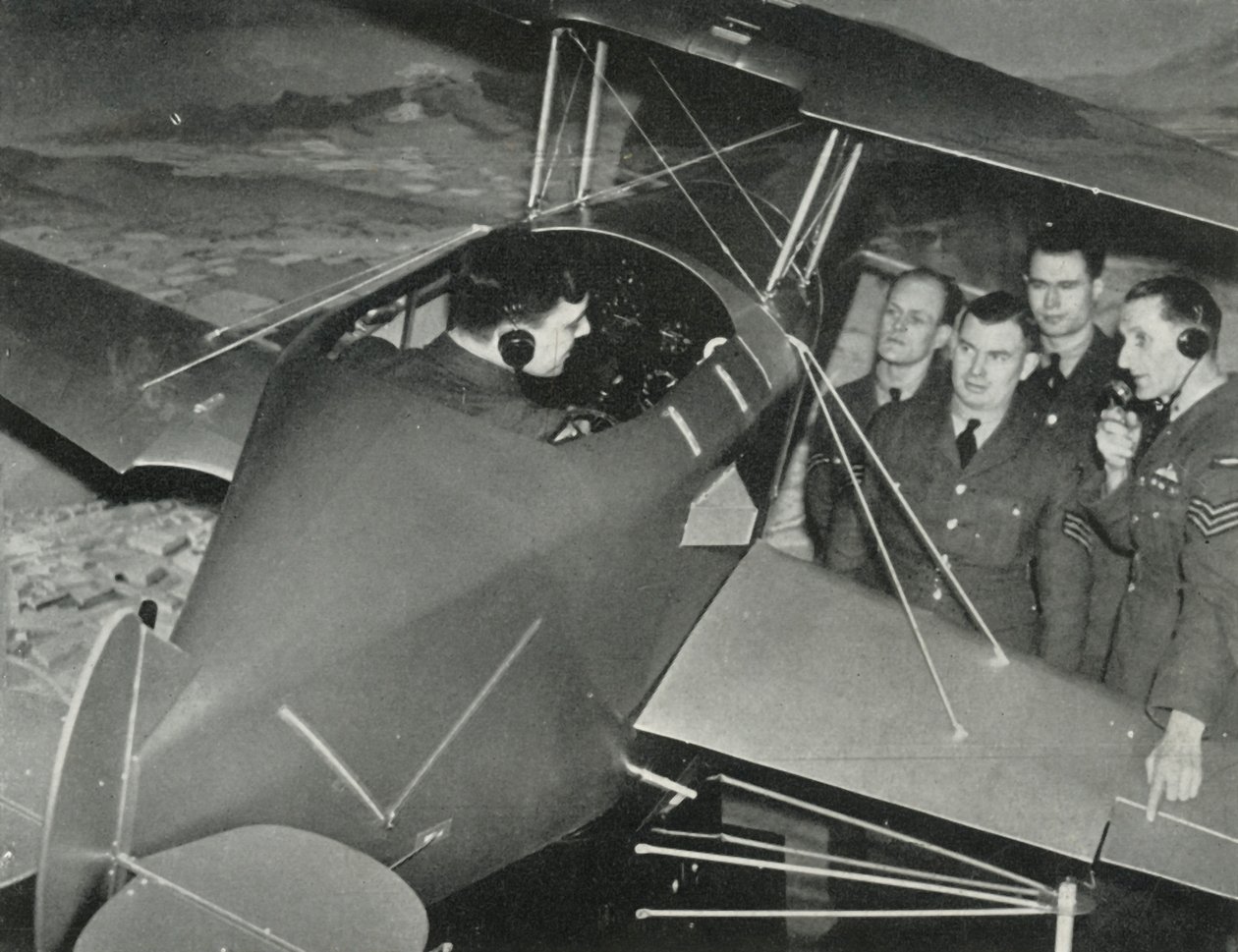 RAF-Personal lernt während des Zweiten Weltkriegs in einem Flugsimulator zu fliegen von Charles Brown