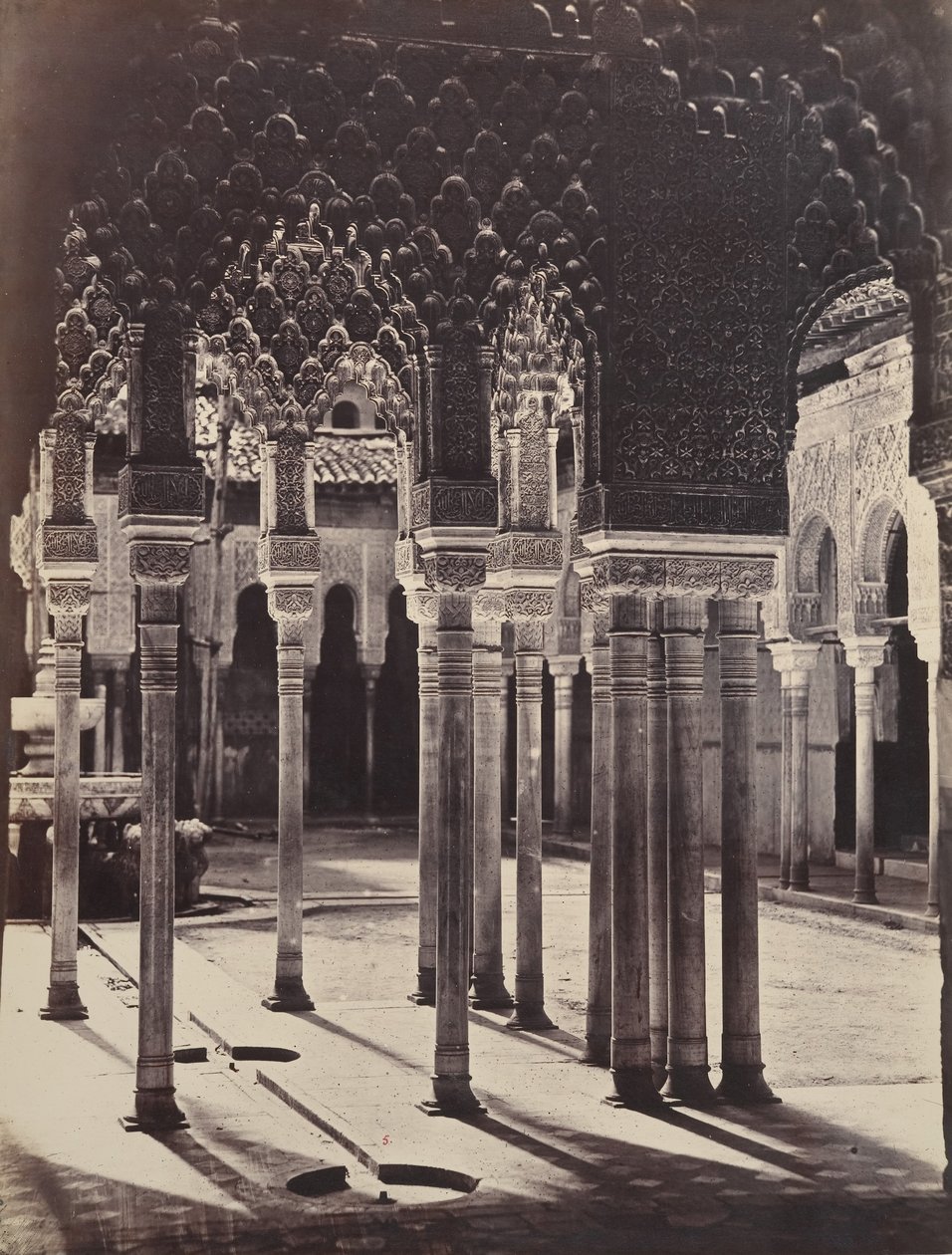 [Der Löwenhof in der Alhambra, gesehen vom Portikotempel aus], 1862 von Charles Clifford