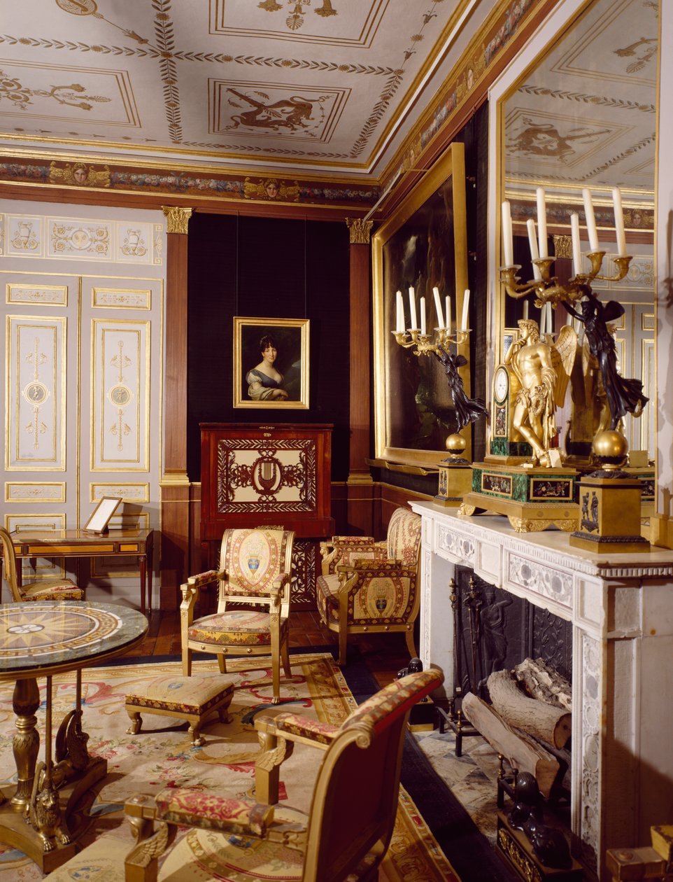 Der Besuchersalon und das linke Porträt von Königin Hortense, Schloss Malmaison in Rueil-Malmaison von Charles and Fontaine Pierre Percier