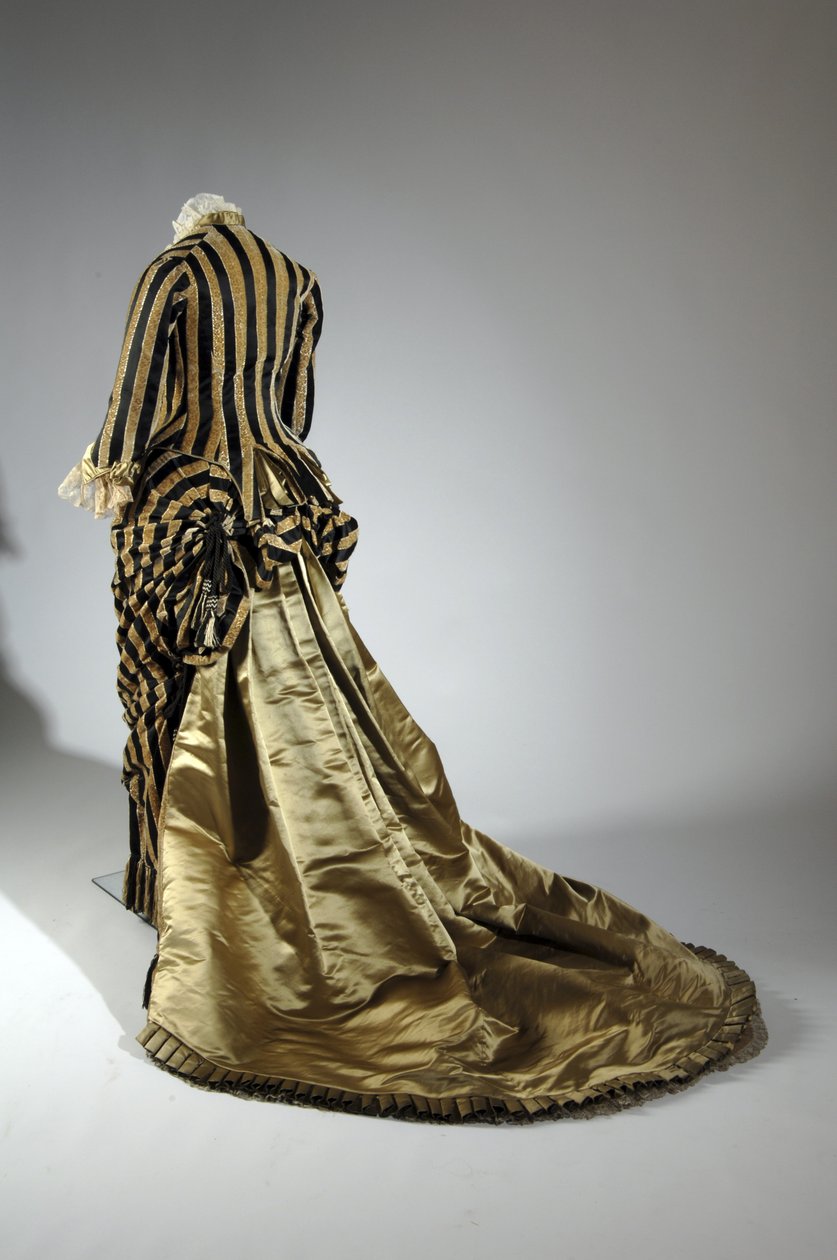 Abendkleid, ca. 1884 (Rückansicht). Seidensatin und geschnittenes Samt, Spitze, Seidenfadenquasten und Fransen. Charles Frederick Worth, Frankreich. von Charles Frederick Worth
