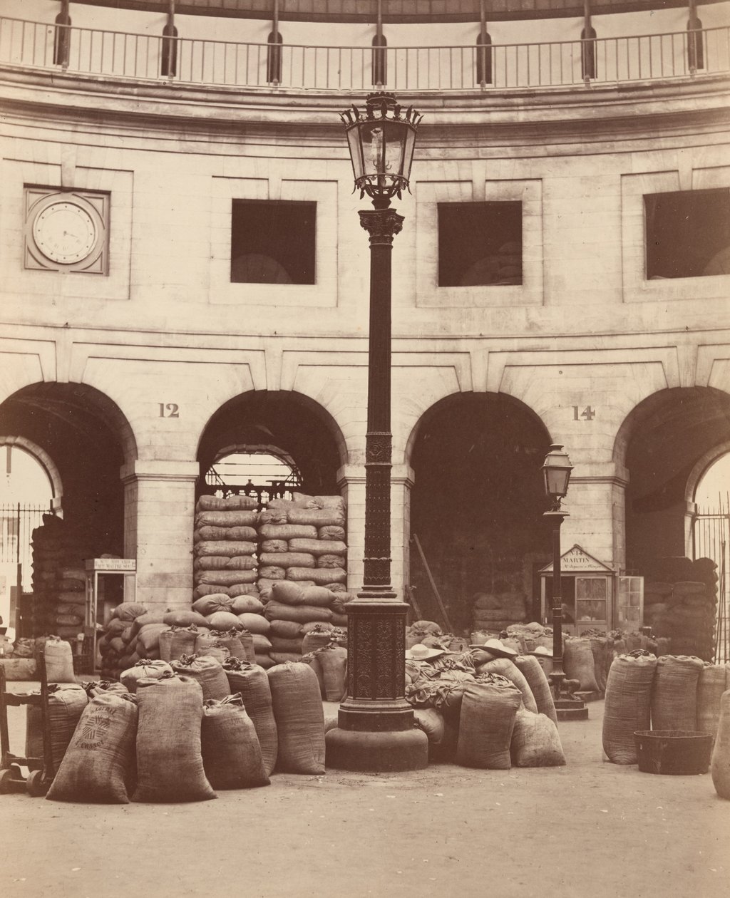 Halle aux Blés (Innenansicht) von Charles Marville