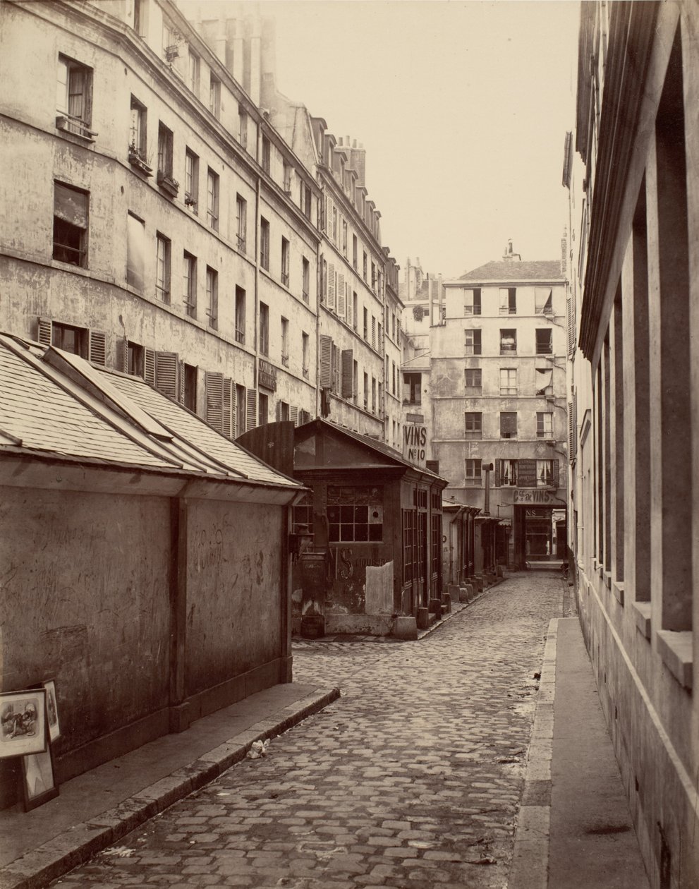 Passage des Deux-Soeurs de la rue Lafayette, um 1867 (Foto) von Charles Marville