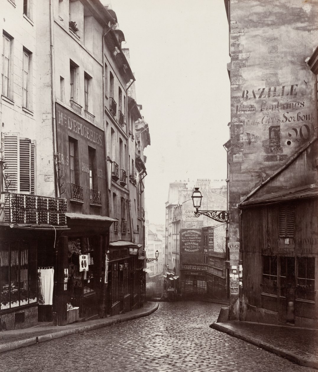 Rue de la Montagne-Sainte-Geneviève nahe der Kreuzung Rue LaPlace von Charles Marville