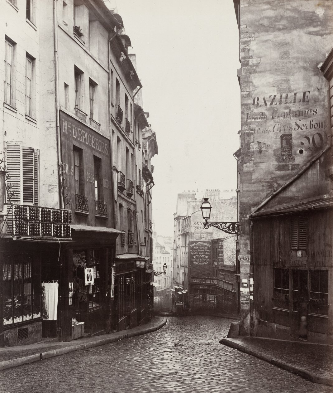 Rue de la Montagne-Sainte-Geneviève nahe der Kreuzung Rue Laplace von Charles Marville