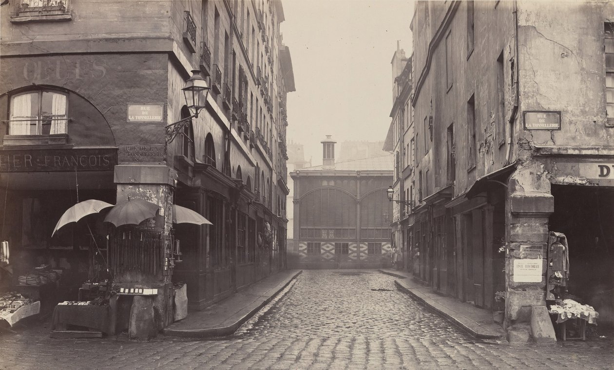 Rue du Contrat-Social, de la rue de la Tonnellerie, 1864-1865 von Charles Marville