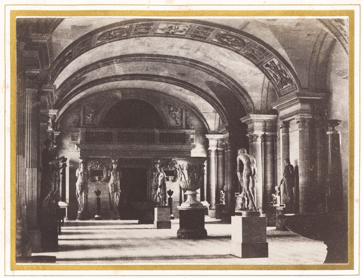 Salle des Cariatides, im Louvre, ca. 1851 von Charles Marville