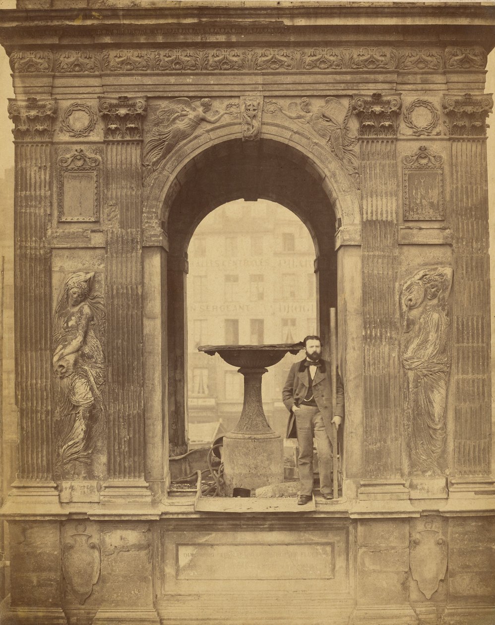 [Unbekannter Mann, der in der Fontaine des Innocents posiert] von Charles Marville