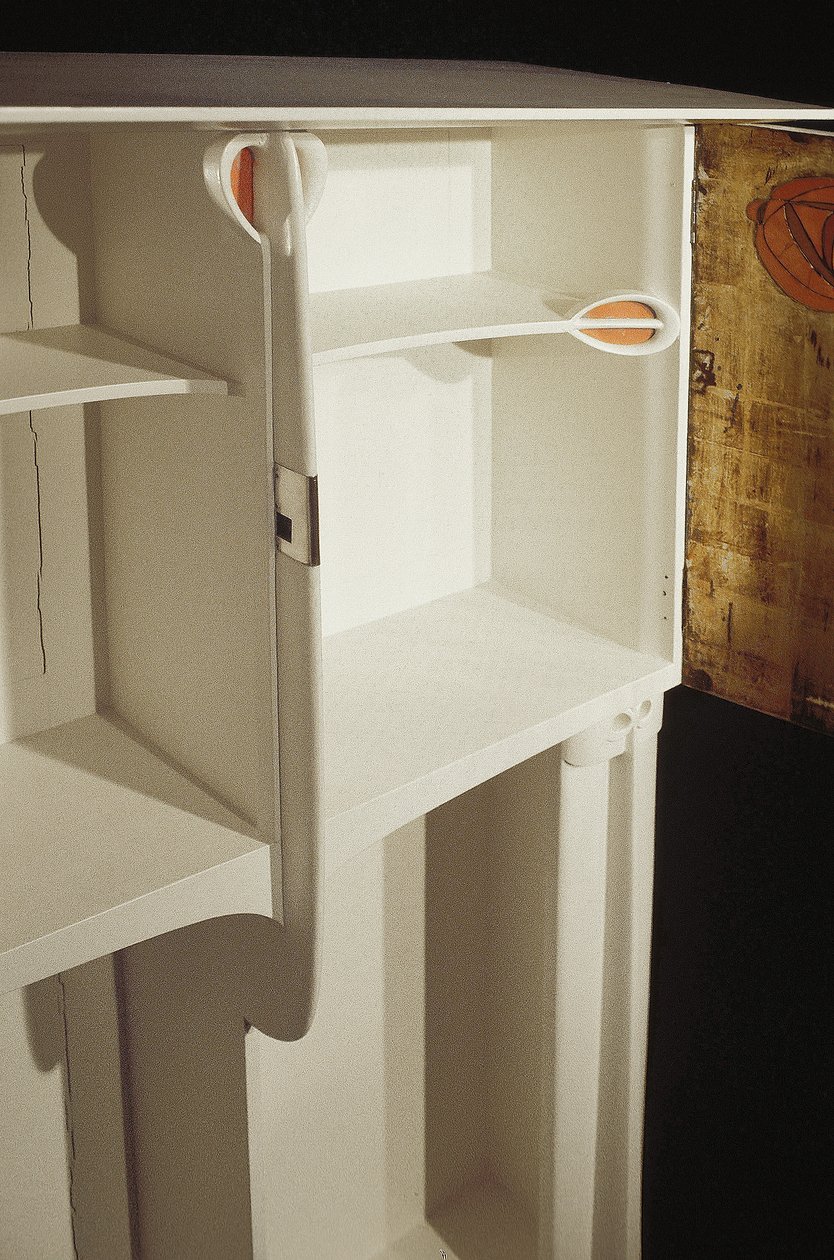 Weißer Schrank entworfen für Mrs. Rowat, 1902 von Charles Rennie Mackintosh