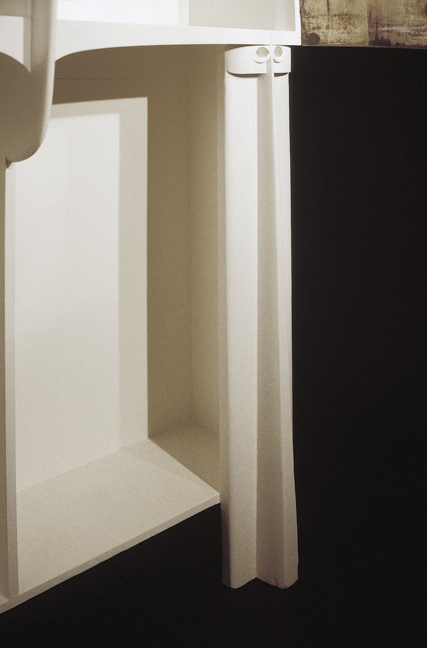 Weißer Schrank entworfen für Mrs. Rowat, 1902 von Charles Rennie Mackintosh