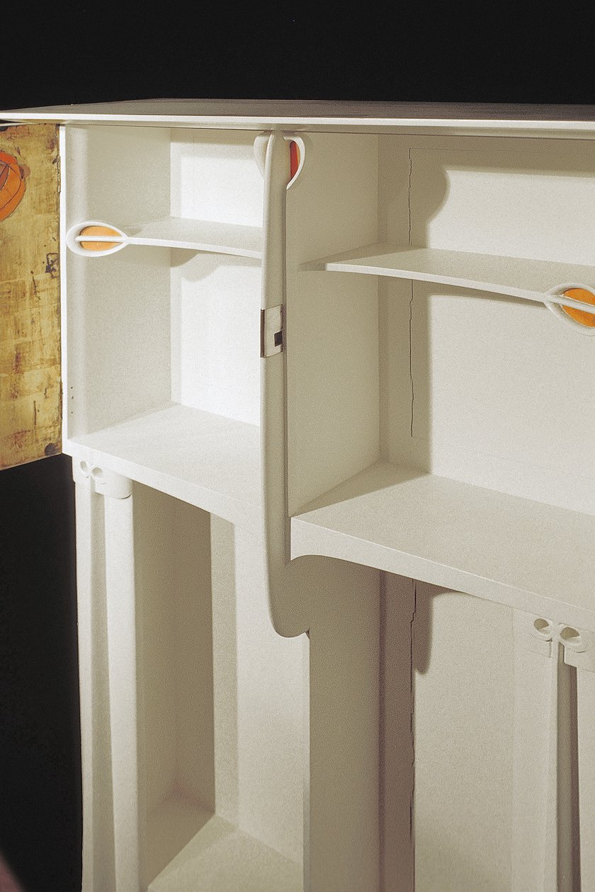 Weißer Schrank entworfen für Mrs. Rowat, 1902 von Charles Rennie Mackintosh
