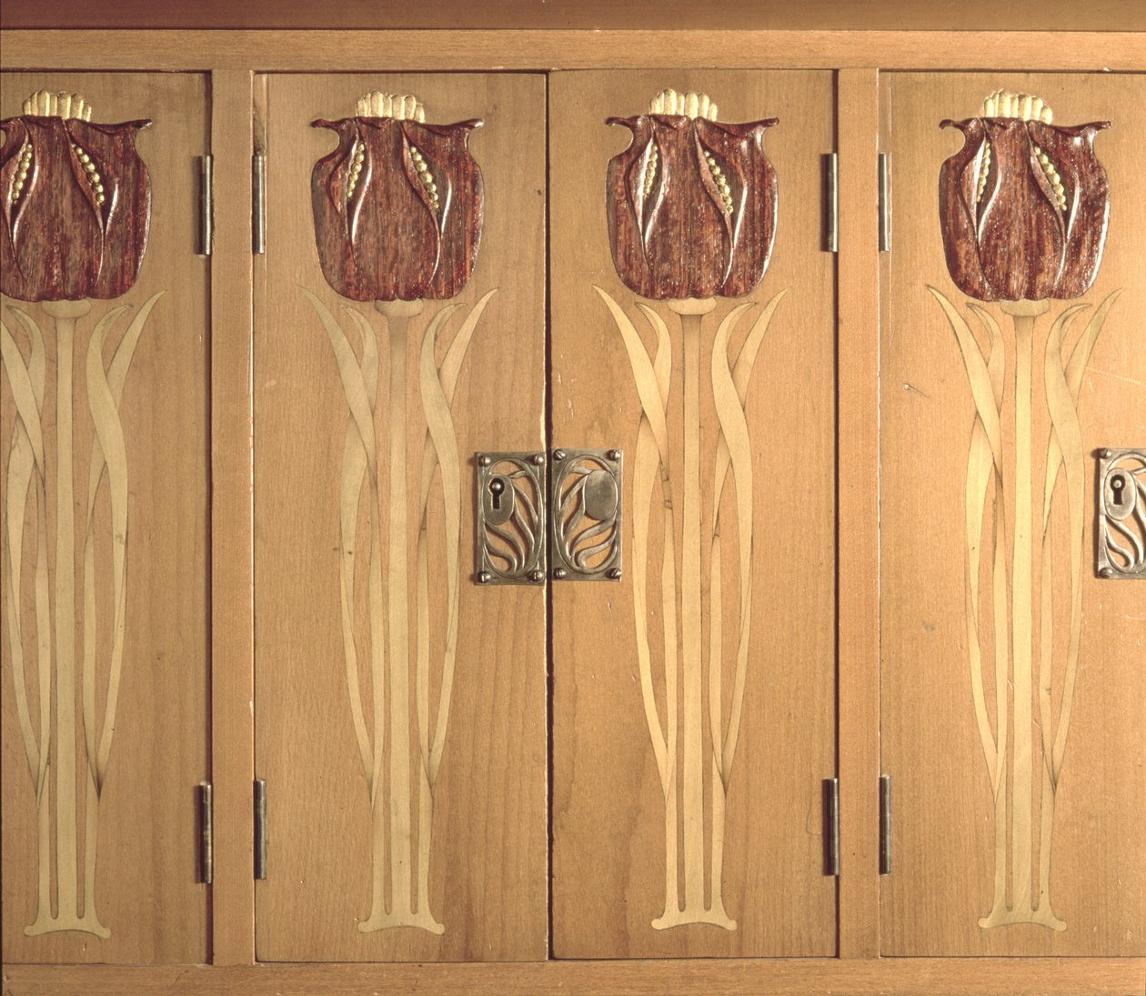 Detail der geschnitzten Einlegearbeit an einem Schrank, hergestellt von der Guild of Handicraft, ca. 1898-99 von Charles Robert Ashbee